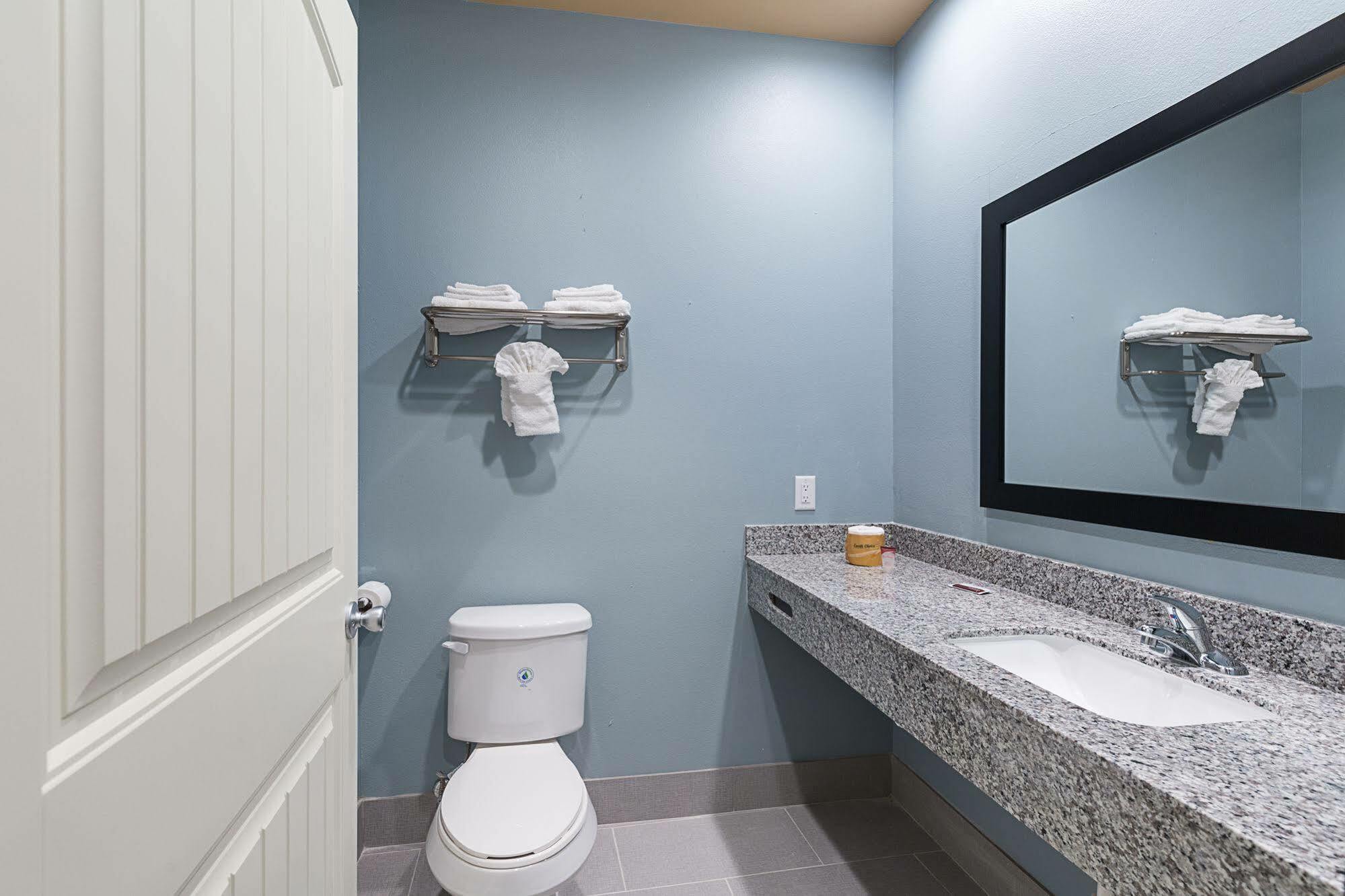 Scottish Inns & Suites - Crosby Экстерьер фото